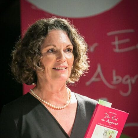 Kathrin Güntert mit Buch